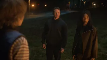 Chaqueta campestre con cremallera Toteme en corteza usada por Faith Mitchell (Iantha Richardson) como se ve en Will Trent (S04E15)