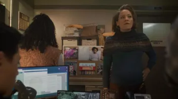 Rachel Comey Corey Pasamontañas de capela en carbón llevada por Angie Polaski (Erika Christensen) como se ve en Will Trent (S04E15)