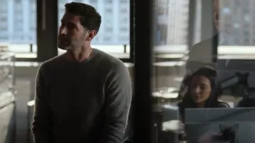 James Perse Lightweight Textured Cashmere Crew porté par Hart Hoxton (Tom Ellis) tel que vu dans CIA (S01E01)