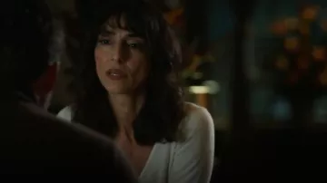 Haut en maille portefeuille Banana Republic porté par Nikki Reynard (Necar Zadegan) tel que vu dans CIA (S01E01)