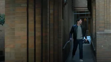Además, zapatillas bajas de ante Middleton de Nueva York llevadas por Hart Hoxton (Tom Ellis) vistas en CIA (S01E01)