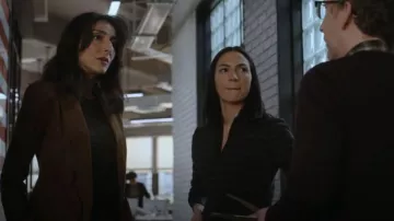 Jersey de punto de Veronica Beard Kamal usado por Gina Rojas (Natalee Linez) visto en CIA (S01E02)