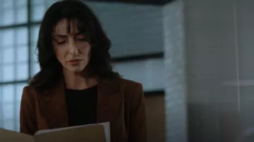 Americana Duane Suede de Veronica Beard usada por Nikki Reynard (Necar Zadegan) vista en CIA (S01E02)