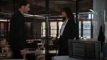 Chemisier slim à boutons en mélange de soie Vince porté par Nikki Reynard (Necar Zadegan) tel que vu dans CIA (S01E02)