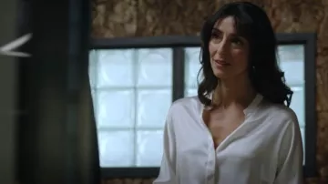 Chemisier à col à bande en satin en soie Vince porté par Nikki Reynard (Necar Zadegan) tel que vu dans CIA (S01E04)