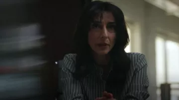 Colección Michael Kors Camisa de pijama de seda a rayas Hansen llevada por Nikki Reynard (Necar Zadegan) vista en CIA (S01E04)