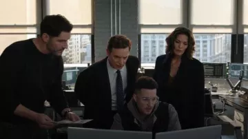 Chaqueta de traje Lux de dos botones Calvin Klein llevada por Isobel Castille (Alana de la Garza) vista en CIA (S01E07)
