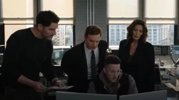 Jersey de punto de algodón de Buck Mason Seafarer usado por Hart Hoxton (Tom Ellis) tal como se ve en CIA (S01E07)