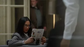 Blazer Modus de Aritzia Babaton llevado por Gina Rojas (Natalee Linez) visto en CIA (S01E08)
