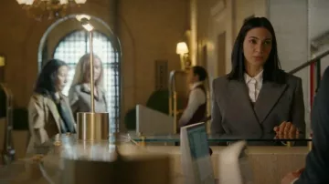 Aritzia Wilfred Camisa relajada de popelina que lleva Gina Rojas (Natalee Linez) tal como se ve en CIA (S01E08)