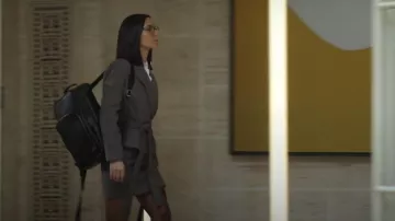 Minifalda de la Aritzia Babaton Bureau llevada por Gina Rojas (Natalee Linez) vista en CIA (S01E08)