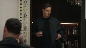 Chaqueta Rains Koya Vision Bomber usada por Bill Goodman (Nick Gehlfuss) vista en CIA (S01E08)