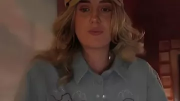 Lainey Wilson Keepin Country Cool Cowboy Denim Shirt que lleva Self (Lainey Wilson) tal como se ve en Lainey Wilson: Keepin' Country Cool