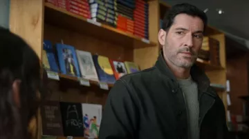 Chaqueta vaquera Ralph Lauren RRL Bower Deck llevada por Hart Hoxton (Tom Ellis) tal como se ve en CIA (S01E08)