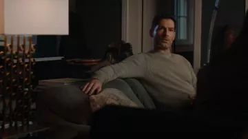 Pull détendu à col rond tressé GAP porté par Hart Hoxton (Tom Ellis) tel que vu dans CIA (S01E08)
