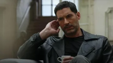 Chaqueta Schott NYC 140 Noir llevada por Hart Hoxton (Tom Ellis) vista en CIA (S01E08)