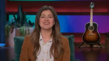 Chemise Sacrecoeur Enora Lamanda portée par Kelly Clarkson vue dans The Kelly Clarkson Show le 16 avril 2026