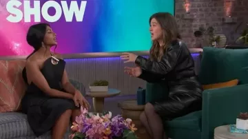 Robe Ronny Kobo Cindie en simili-cuir jusqu’aux genoux portée par Kelly Clarkson vue dans The Kelly Clarkson Show le 20 avril 2026