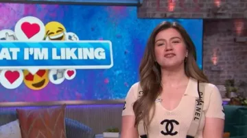 Chanel Cashmere Jumper porté par Kelly Clarkson tel que vu dans The Kelly Clarkson Show le 20 avril 2026