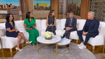 Mini vestido polo de punto Shoshanna Becka llevado por Tara Narula visto en Good Morning America el 24 de abril de 2026