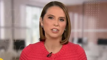 Cárdigan de manga corta a ganchillo J. Crew en rubí tropical a rayas usado por Elizabeth Schulze, tal como se ve en Good Morning America el 24 de abril de 2026