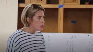 Camiseta Catalina Slub de Northlight Interiors usada por Erin Napier vista en Home Town (S10E14)