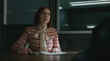 Chaqueta de tweed para mujer con botones delanteros de Wdny llevada por Elsbeth Tascioni (Carrie Preston) vista en Elsbeth (S03E15)