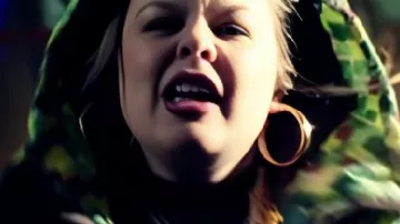 Saturday Night Live Reino Unido Nicola Coughlan Abrigo de plumas oversized visto en Saturday Night Live UK (S01E08)