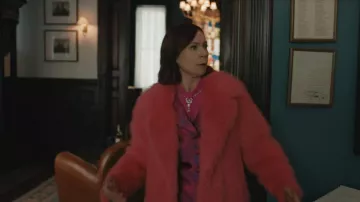 Colección Michael Kors Cuello Chalón de Corte Balmacaan sobredimensionado que lleva Elsbeth Tascioni (Carrie Preston) como se ve en Elsbeth (S03E16)