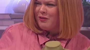 Camiseta rosa Pintuck de Nicola Coughlan en Saturday Night Live UK, vista en Saturday Night Live UK (S01E08)