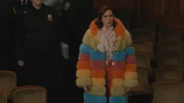 Harmonia NY Over The Rainbow Synthetic Fur Coat que lleva Elsbeth Tascioni (Carrie Preston) como se ve en Elsbeth (S03E16)