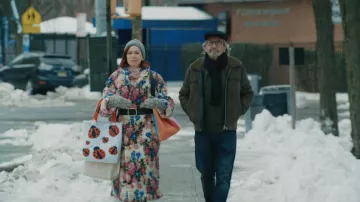 Nudo francés de Lindsay Mason Leelu Mitten usado por Elsbeth Tascioni (Carrie Preston) como se ve en Elsbeth (S03E16)