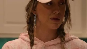 Lainey Wilson Keepin Country Cool Pink Hoodie llevada por Self (Lainey Wilson) tal como se ve en Lainey Wilson: Keepin' Country Cool