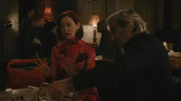 Bolso de hombro Baggu Molly Goddard con volantes que lleva Elsbeth Tascioni (Carrie Preston) como se ve en Elsbeth (S03E16)