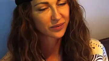 Ladies of London S04 Margo Stilley Pijama de Sebra Zebra tal como se ve en Ladies of London (S04E01)