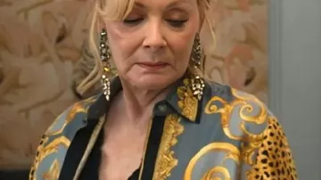 Hacks S05 Jean Smart camisa amarilla con botones que lleva Deborah Vance (Jean Smart) tal y como se ve en Hacks