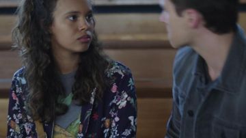 Le bomber de Jessica Davis (Alisha Boe) dans 13 reasons Why