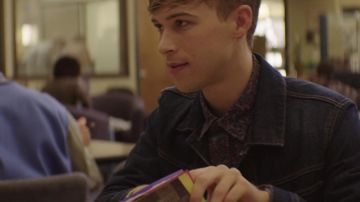 La chaqueta vaquera Levi's de Ryan Shaver (Tommy Dorfman) en 13 razones por las que S01E06