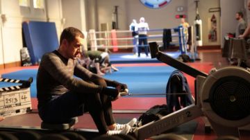 les sneakers blanches de Eugène Froissard (Dany Boon) dans Raid Dingue