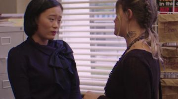 Le cardigan Alice + Olivia de Courtney Crimson (Michele Selene Ang) dans 13 reasons why