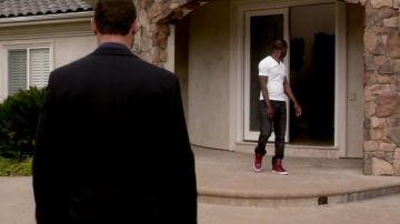 sneakers high tops red neighbor of the Family Donovan in Ray Donovan