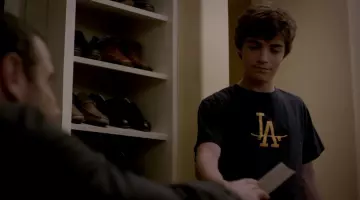 le t-shirt LA de Connor Do­no­van (De­von Bagby) dans Ray Do­no­van