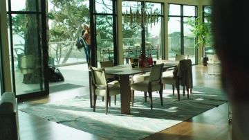 The chandelier Ylighting in Big Little Lies S1E1