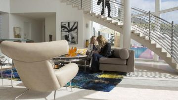 The chair Modernica in Big Little Lies S1E3