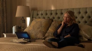 sneakers khaki Abby Donovan (Paula Malcomson) in Ray Donovan