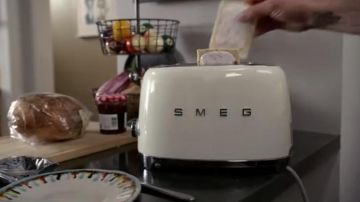 Toaster Smeg in Grace and Frankie (season 3 episode 7)