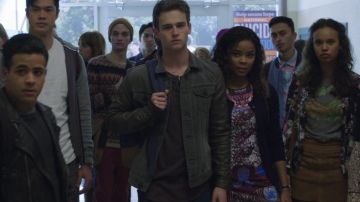 Sheri Hollande (Ajiona Alexus) J. Crew cardigan en 13 Raisons pour lesquelles