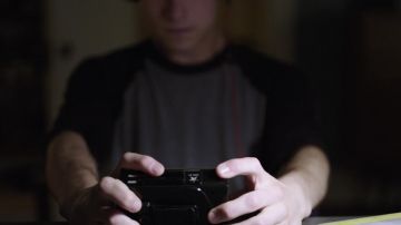 Clay Jensen (Dylan Minnette) top in 13 reasons why