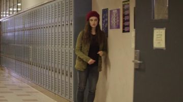 Hannah Baker (Katherine Langford) J. Crew jacket dans les 13 raisons pour lesquelles
