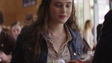 Hannah Baker (Katherine Langford) J. Crew denim veste en 13 raisons pour lesquelles
